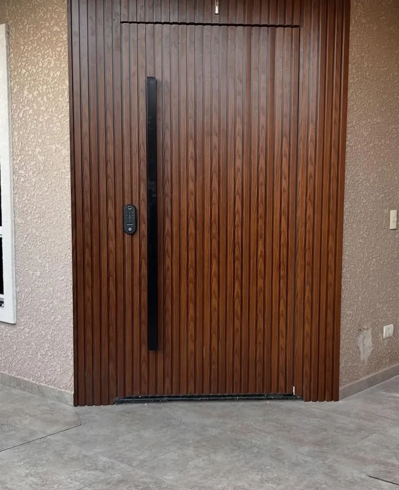 Porta em ACM amadeirado ripado com puxador preto e fechadura digital